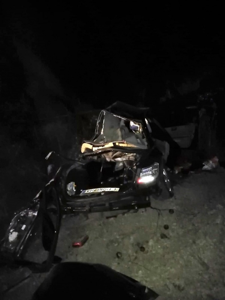 Otomobil İle Kamyon Kafa Kafaya Çarpıştı: 1 Ölü, 1 Yaralı