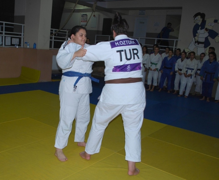 Hilal Öztürk Gözünü Dünya Şampiyonluğuna Dikti