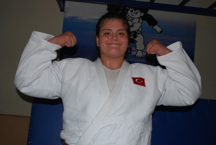 Hilal Öztürk Gözünü Dünya Şampiyonluğuna Dikti