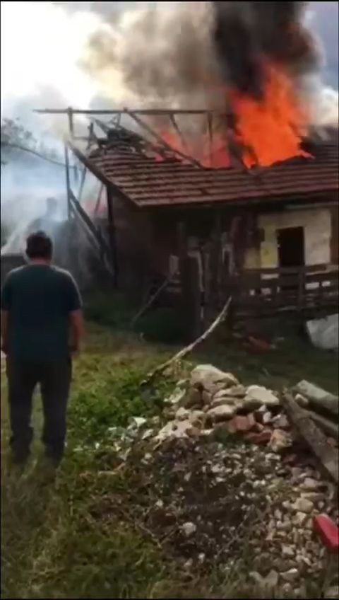 Bacadan Çıkan Yangında Evin Çatısı Alevlere Teslim Oldu