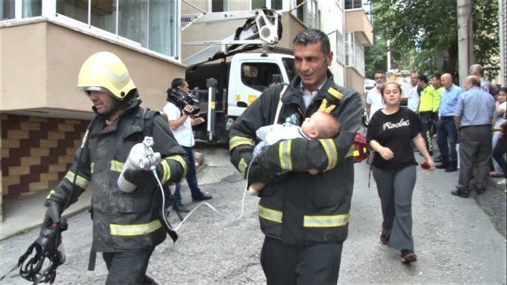 Dumandan Etkilenen 3.5 Aylık Bebeği İtfaiye Eri Çıkarttı