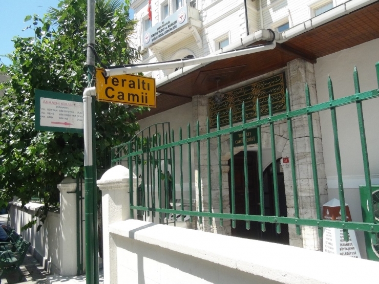 Karaköy’de Camide Uzanma Numarası Yaptı, Uyuyan Şahsın Telefonunu Böyle Çaldı