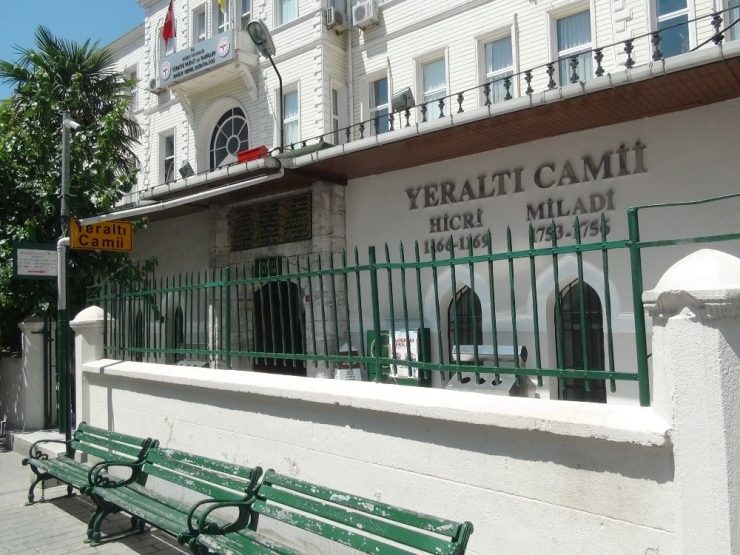 Karaköy’de Camide Uzanma Numarası Yaptı, Uyuyan Şahsın Telefonunu Böyle Çaldı