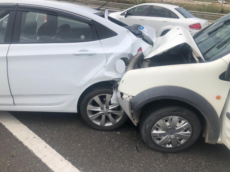 Otomobil İle Kamyonet Çarpıştı; 6 Yaralı