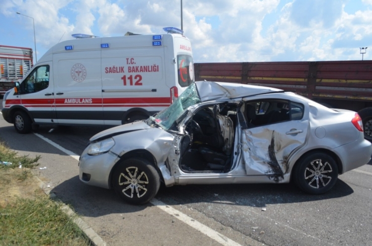 Otomobil Arazöz Aracı İle Çarpıştı: 2 Yaralı