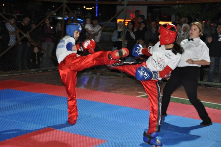 Kick Boks Sporcularının Madalya Sevinci
