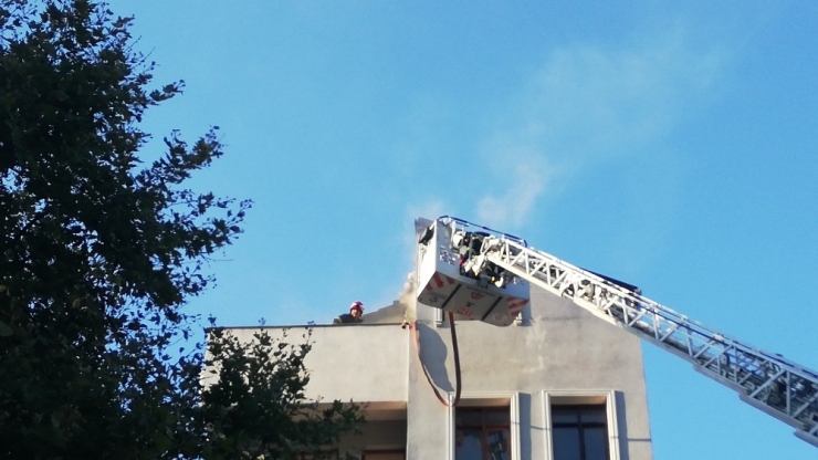 6 Katlı Binanın Çatısı Alev Alev Yandı