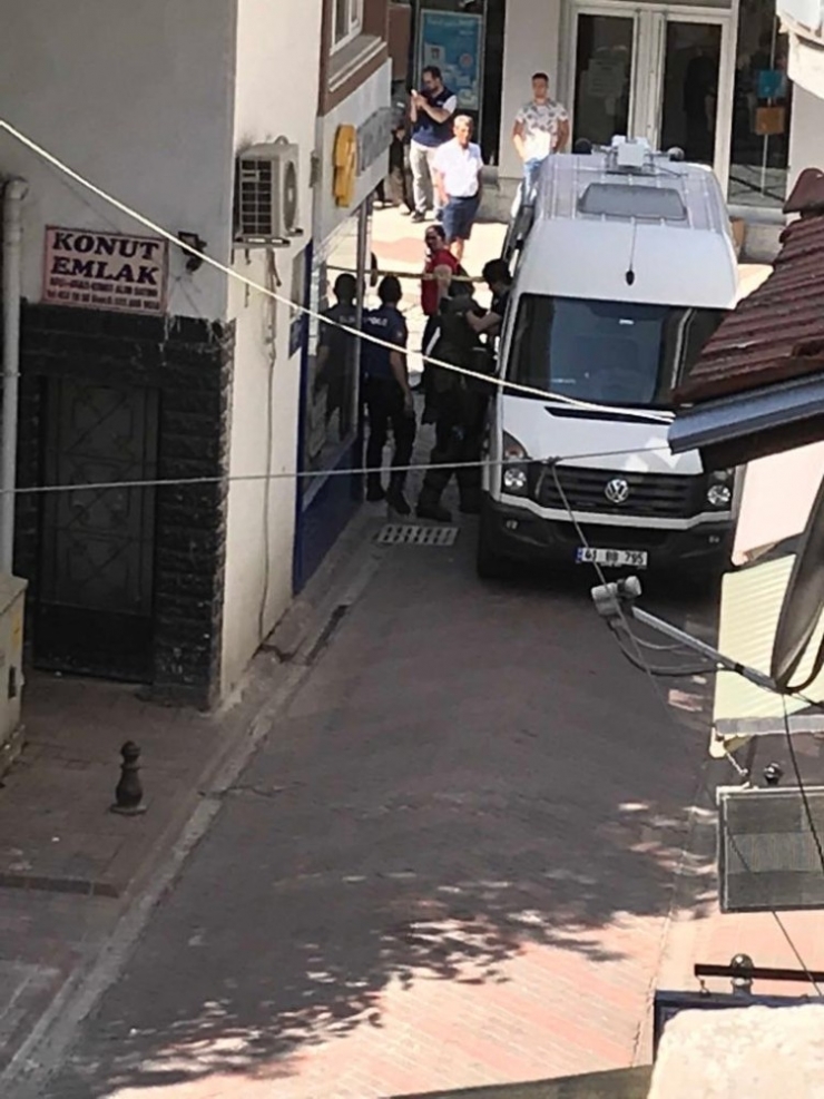 Kocaeli’de Emniyetin Arka Sokağında Lav Silahı Ve El Bombaları Bulundu