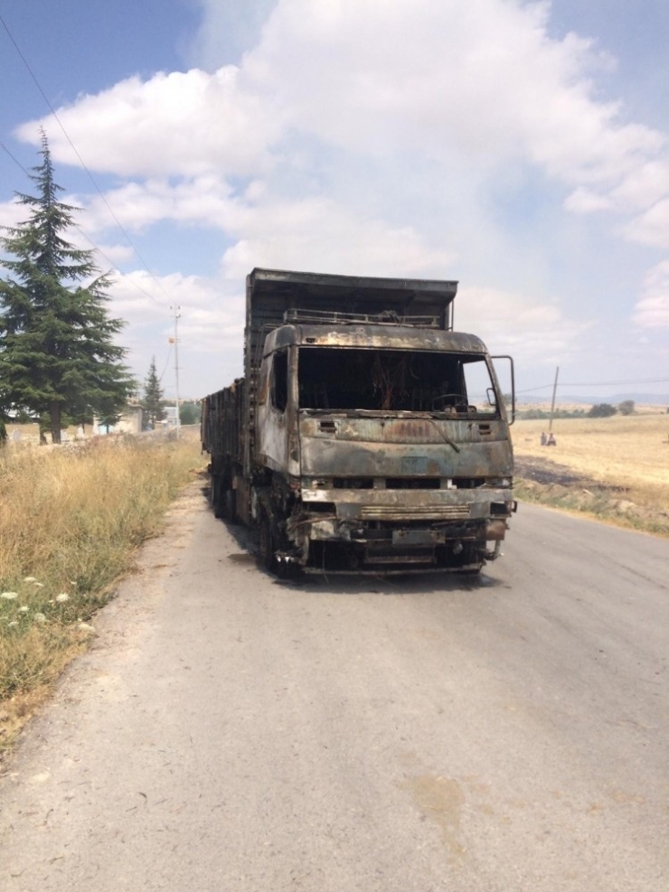 Saman Balyası Yüklü Kamyon Yandı