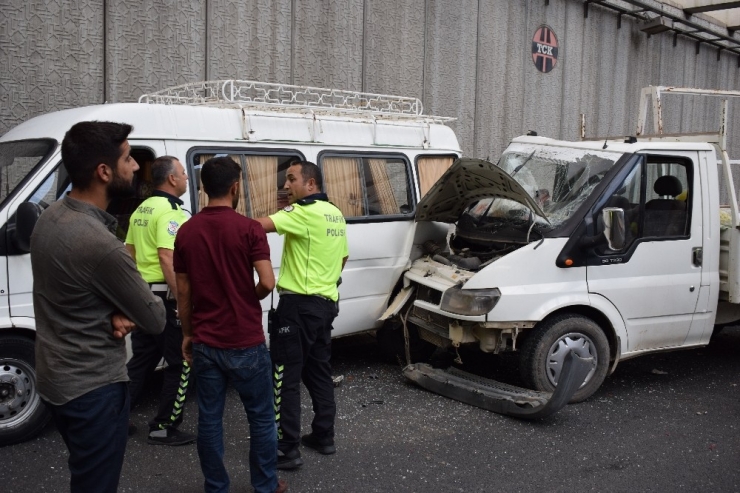 Malatya’da Kamyonet Minibüse Çarptı: 2 Yaralı