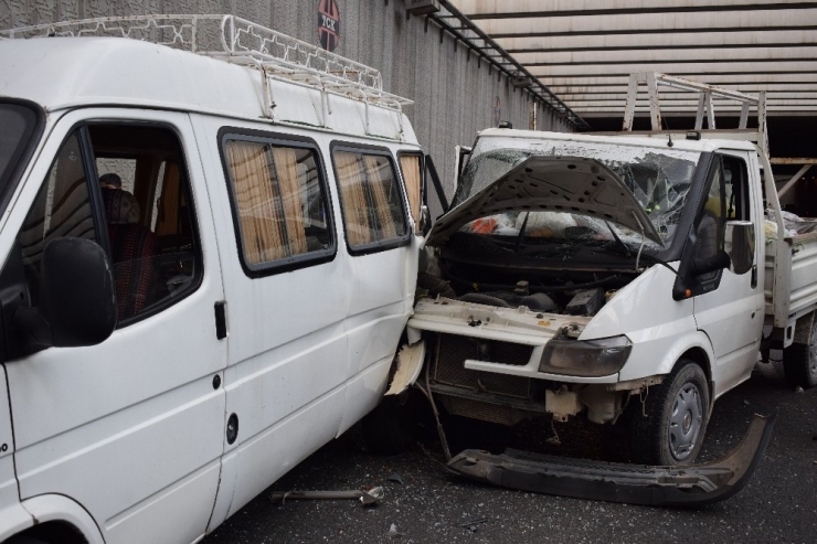 Malatya’da Kamyonet Minibüse Çarptı: 2 Yaralı