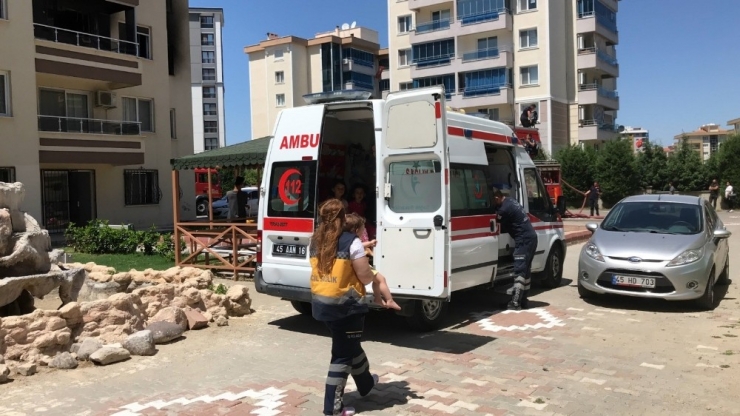 Ev Yangınında Faciadan Dönüldü, 3’ü Çocuk 5 Kişi Hastaneye Kaldırıldı