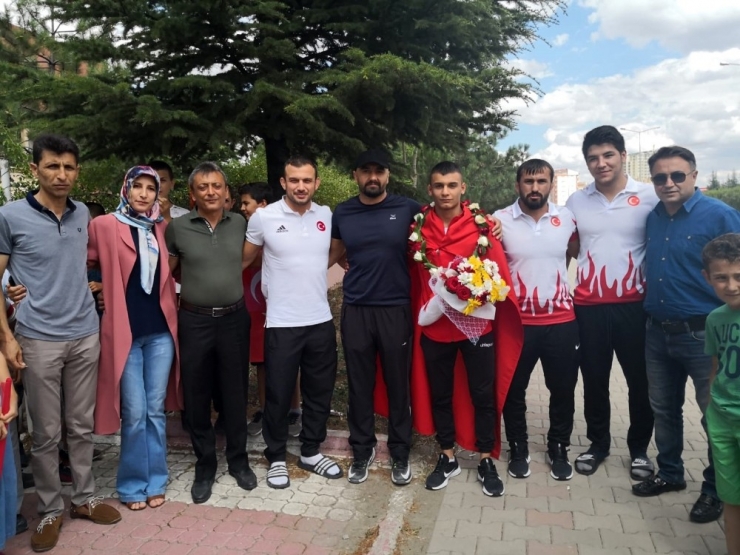 Milli Güreşçiye Memleketinde Coşkulu Karşılama