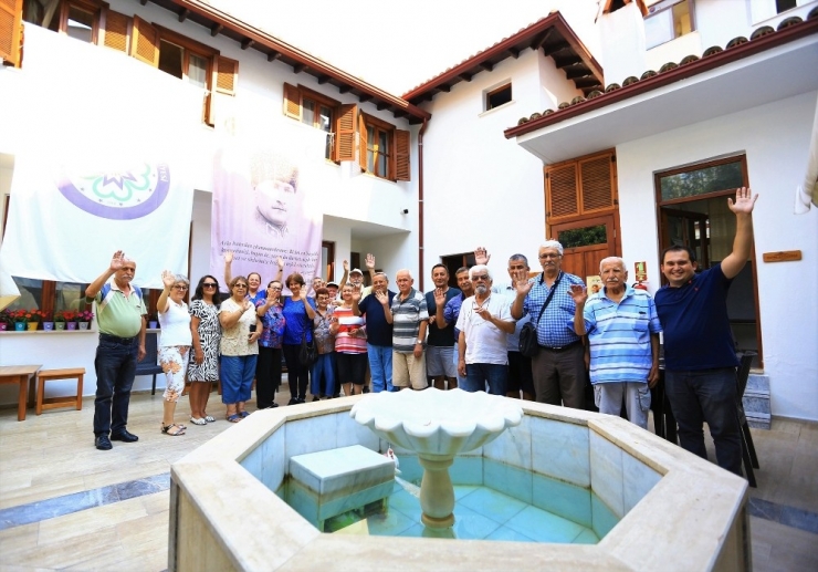 Büyükşehir 100 Yaş Evi’nde Yüzler Gülüyor