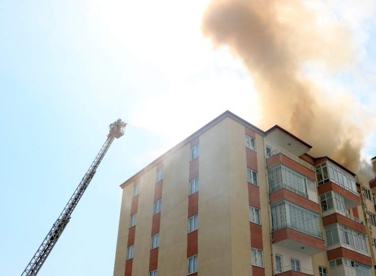 Niğde’de 7 Katlı Binanın Çatı Katında Yangın