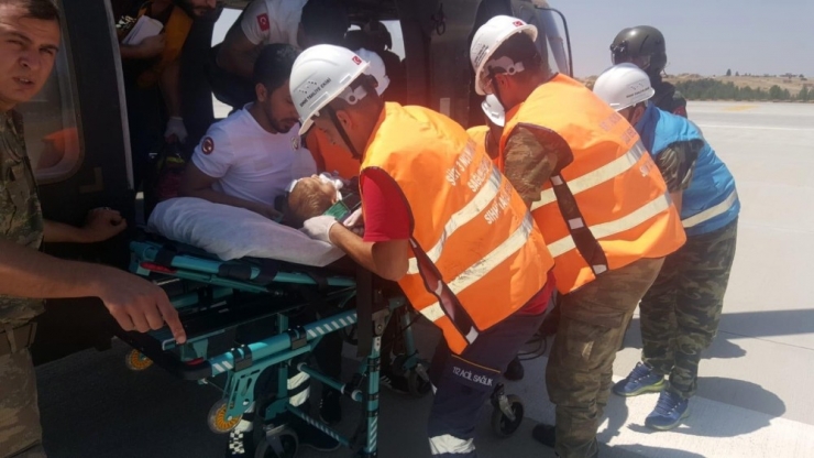 Siirt’te Askeri Helikopter Yaralı Çocuk İçin Havalandı
