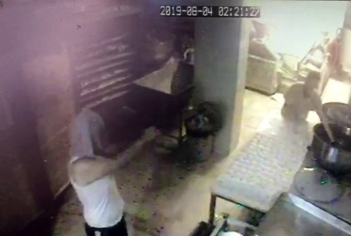 Silahlı Soyguna Aldırmadan Ekmek Yapmaya Devam Ettiler