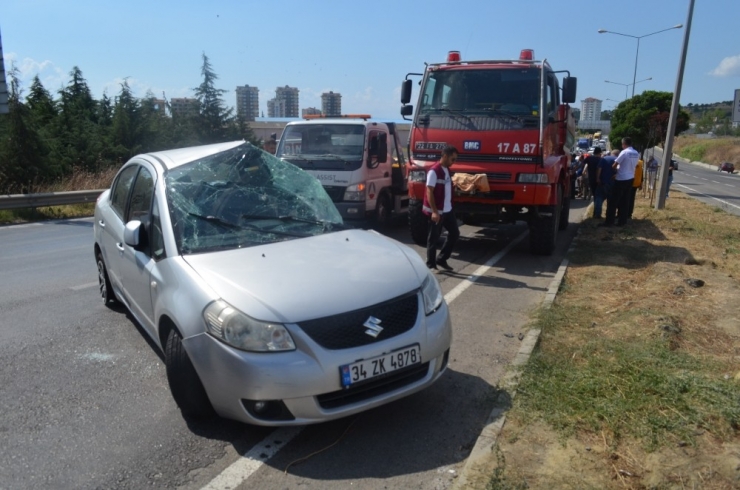 Otomobil Arazöz Aracı İle Çarpıştı: 2 Yaralı