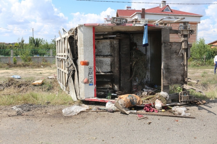 Belediyeye Ait Çöp Kamyonu Devrildi: 3 Yaralı