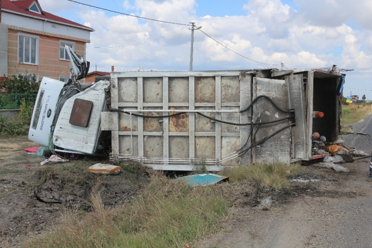 Belediyeye Ait Çöp Kamyonu Devrildi: 3 Yaralı