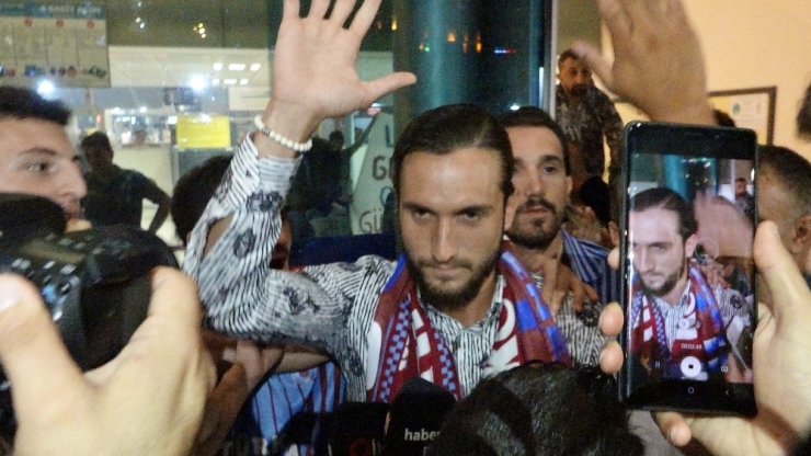 Trabzonspor’lu Yusuf Yazıcı, Fransa’ya Coşkuyla Uğurlandı.