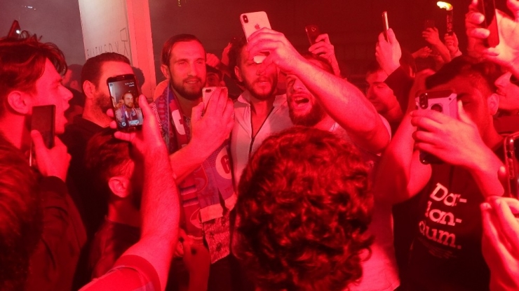 Trabzonspor’lu Yusuf Yazıcı, Fransa’ya Coşkuyla Uğurlandı.