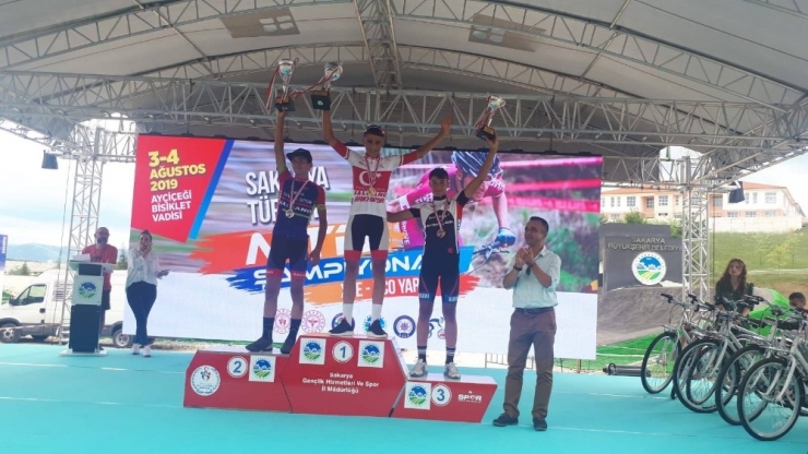 Kayserili Bisikletçiler Sakarya’dan 2 Altın, 1 Gümüş Ve 1 Bronz Madalya İle Döndü