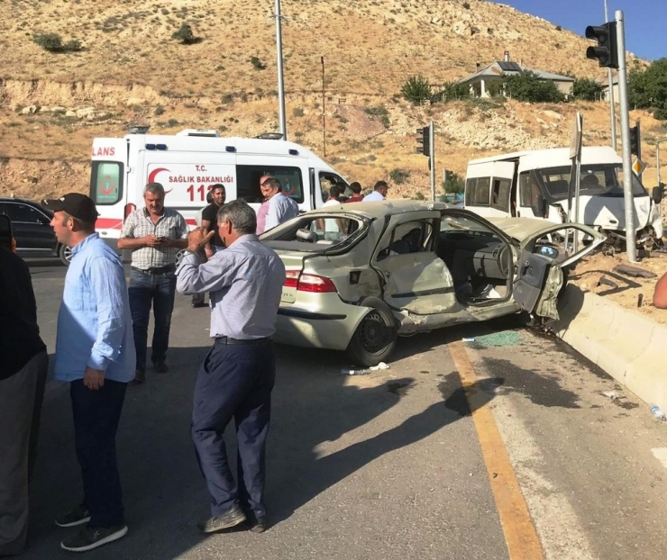Otomobil İle Minibüs Çarpıştı: 6 Yaralı
