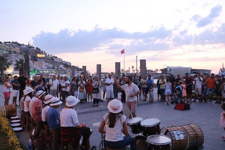 Balıkesirli Ortaokul Öğrencilerinden Kuşadası Sokaklarında Ritim Rüzgarı