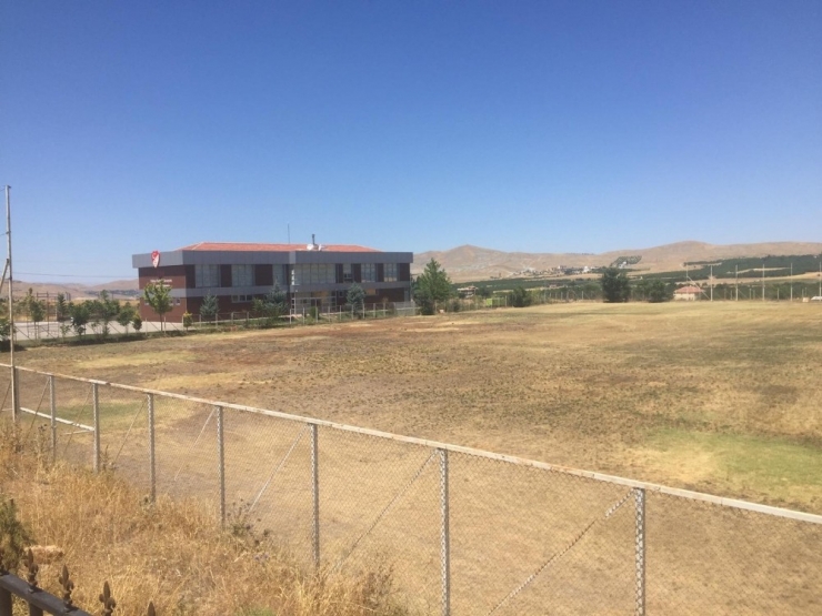 Yeşilyurt Belediyespor Çimleri Kuruyan Sahadaki Çalışmasını Yarıda Bıraktı