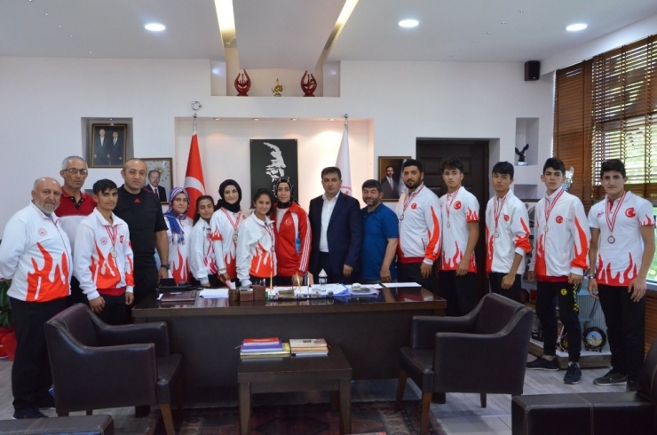 Şampiyonlardan Eskici’ye Ziyaret