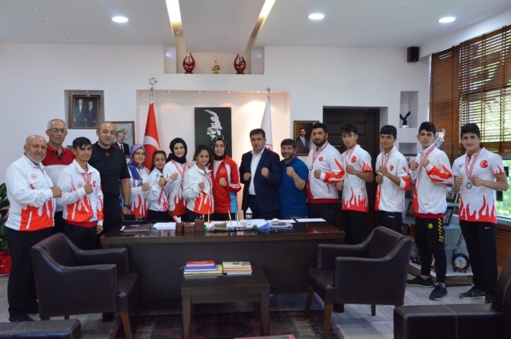 Şampiyonlardan Eskici’ye Ziyaret