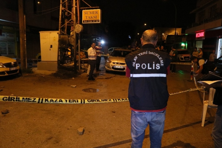 Otomobilinden İndiği An Silahlı Saldırıya Uğrayan Bir Kişi Ağır Yaralandı