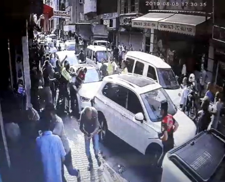 Yanlış Parktan Ceza Yazan Polise Saldıran Grup, Biber Gazı Ve Copla Dağıtıldı