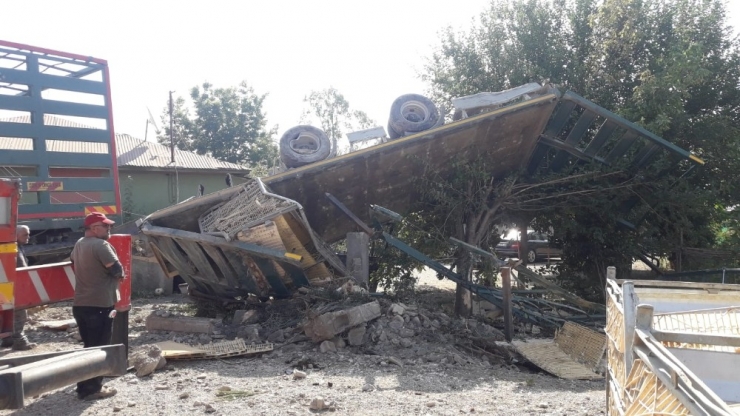 Canlı Tavuk Yüklü Kamyon Eve Girdi: 2 Yaralı