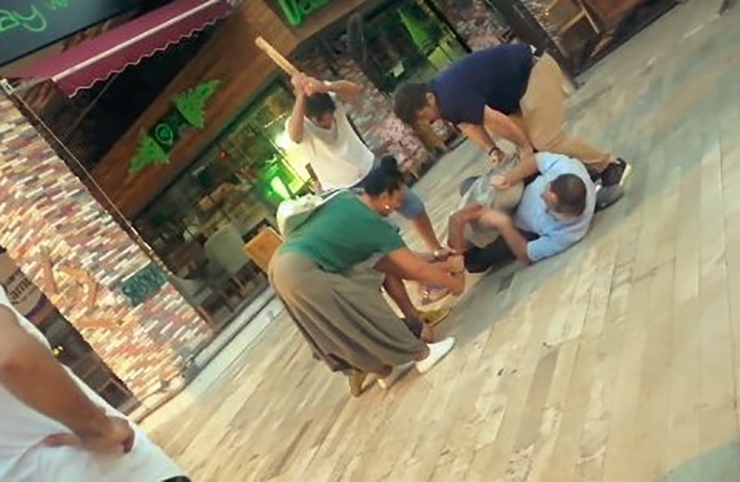 Çiçekçiye Sokakta Sopa Ve Coplarla Meydan Dayağı