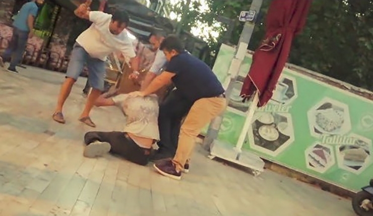 Çiçekçiye Sokakta Sopa Ve Coplarla Meydan Dayağı