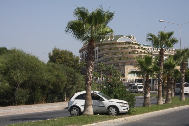 Virajı Alamayan Sürücü Palmiye Ağacına Çarpıp Araç İçinde Sıkıştı