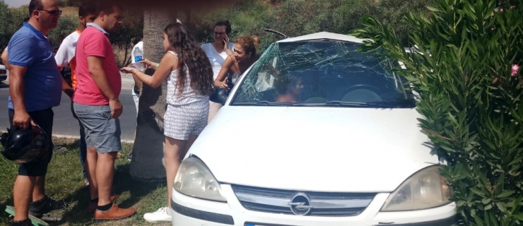 Virajı Alamayan Sürücü Palmiye Ağacına Çarpıp Araç İçinde Sıkıştı