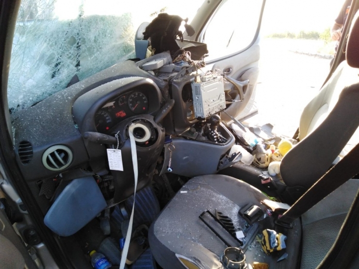 Aydın’da Kamyonet Direğe Çarptı; 2 Yaralı