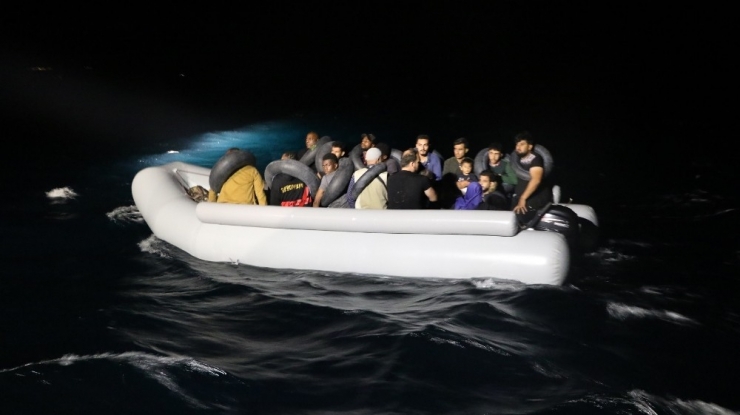 Ayvalık Açıklarında 31 Düzensiz Göçmen Yakalandı