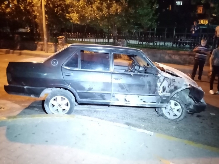 Otomobiliyle Önce Duvara Çarptı Sonra Olay Yerinden Kaçtı