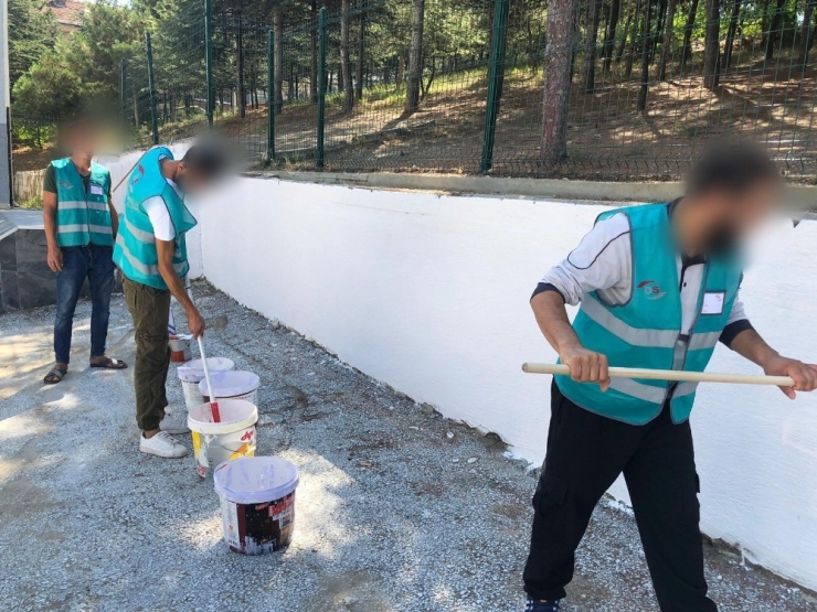 Bilecik’te Yükümlüler Yaz Tatilinde Okulları Boyuyor