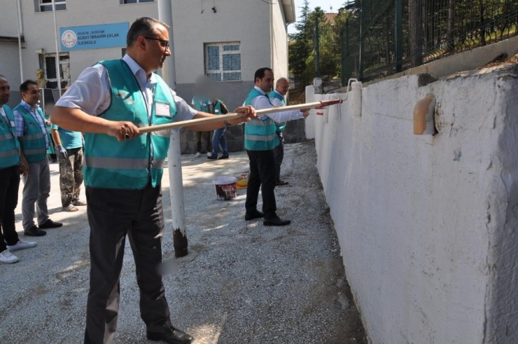 Bilecik’te Yükümlüler Yaz Tatilinde Okulları Boyuyor