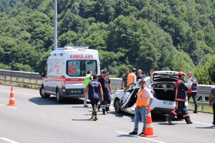 Tem Otoyolu’nda Otomobille Tır Çarpıştı: 2 Yaralı