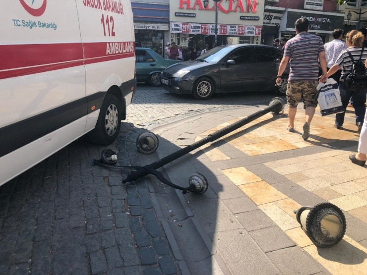 Caddede Yürürken Üzerine Demir Aydınlatma Direği Düştü