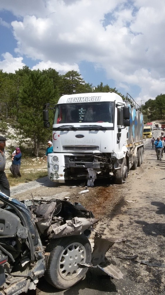 Süt Tankeri İle Otomobil Kafa Kafaya Çarpıştı: 1 Ölü