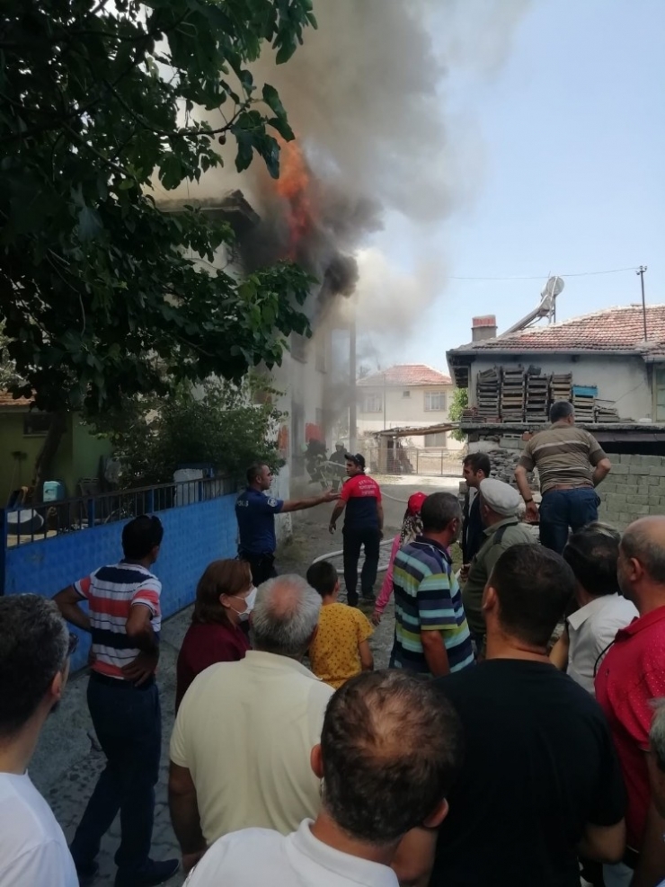 İki Katlı Ahşap Ev Alevlere Teslim Oldu