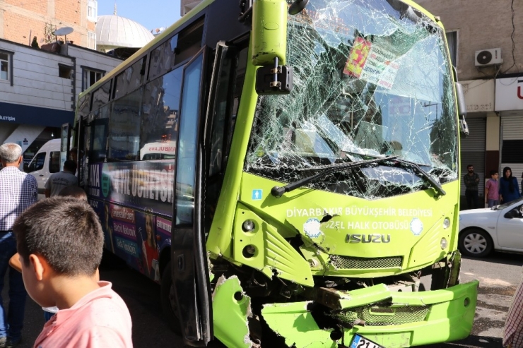 Halk Otobüsü Kepçeye Çarptı: 5 Yaralı