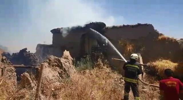 Diyarbakır’da Yangın: 2 Ev Ve 4 Ahır Küle Döndü